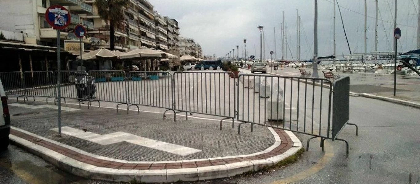 Έκλεισαν και την παραλία του Βόλου - Μπήκαν κιγκλιδώματα (βίντεο)